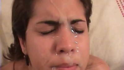 Kaunis latino brunette harrastaa rajua seksiä